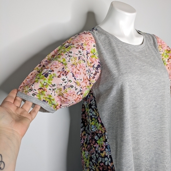 Anthro Maeve grey pink colorful floral puff balloon sleeve tshirt M - Picture 2 of 8